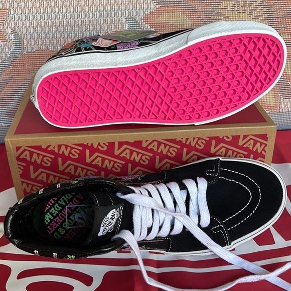 Vans Sk8-Hi
Dia De Los Muertos Black/
VNOA7Q5NBMW
WMNS sneakers - Picture 6 of 16